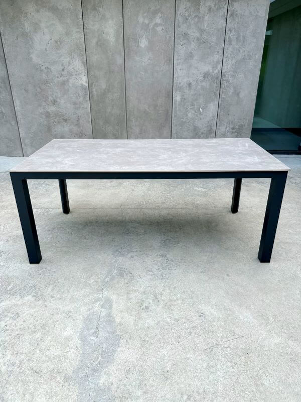 ALUMINIOWY STÓŁ AZZURA W KOLORZE SZARYM