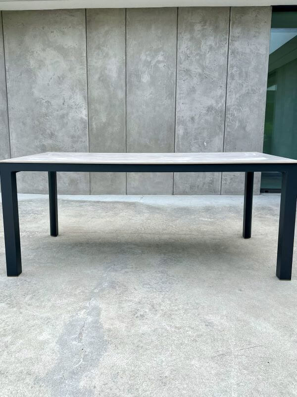 ALUMINIOWY STÓŁ AZZURA W KOLORZE SZARYM