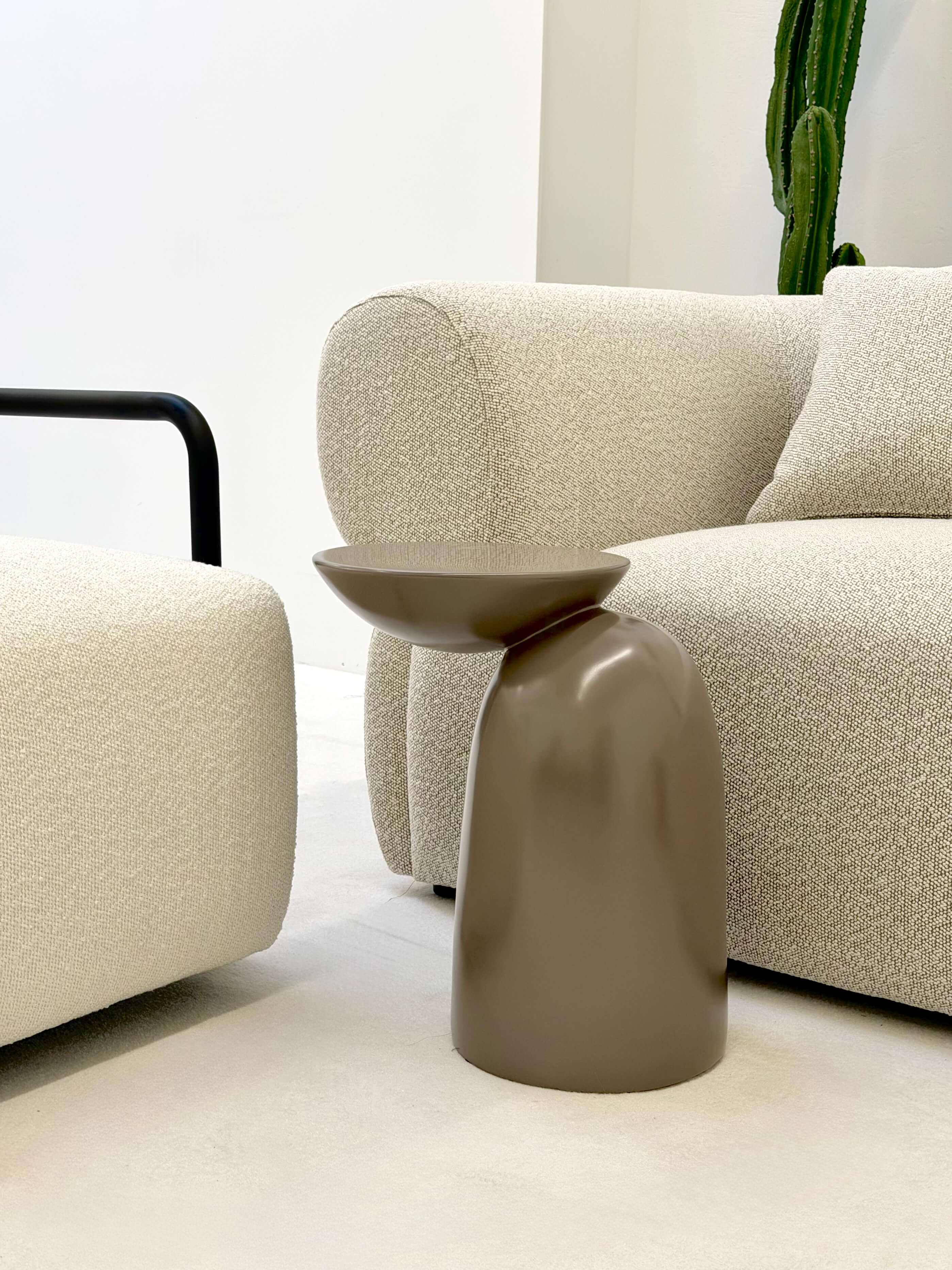 STOLIK ORLANDO BEŻOWY – DESIGNERSKI STOLIK BOCZNY DO SALONU