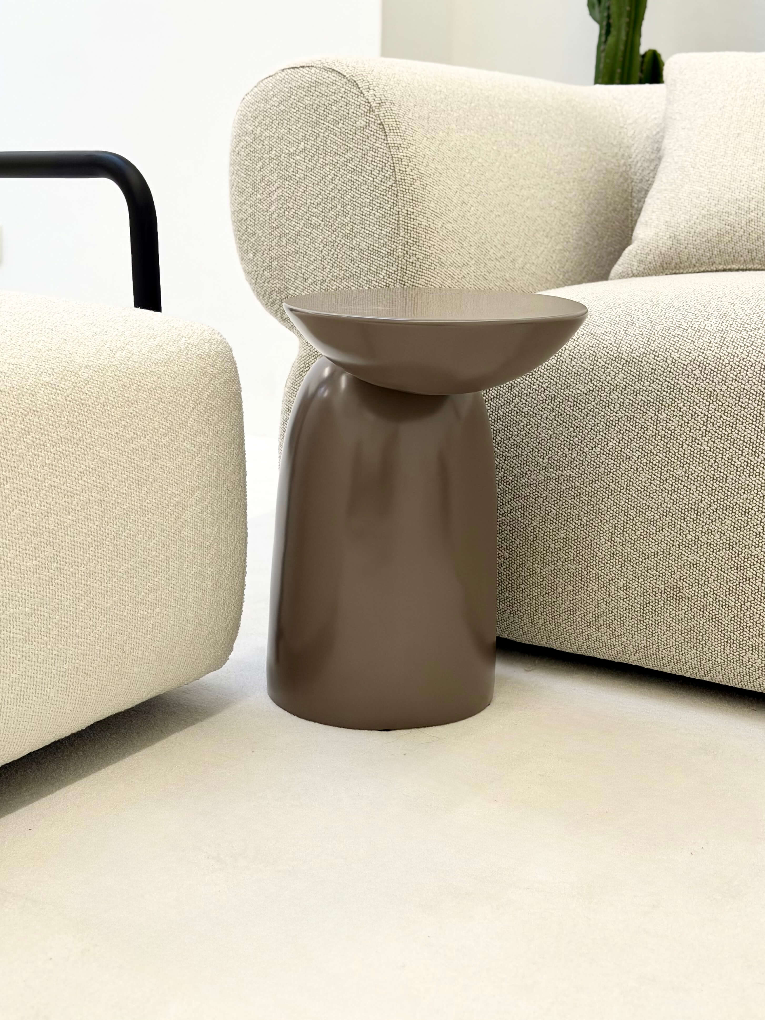 STOLIK ORLANDO BEŻOWY – DESIGNERSKI STOLIK BOCZNY DO SALONU