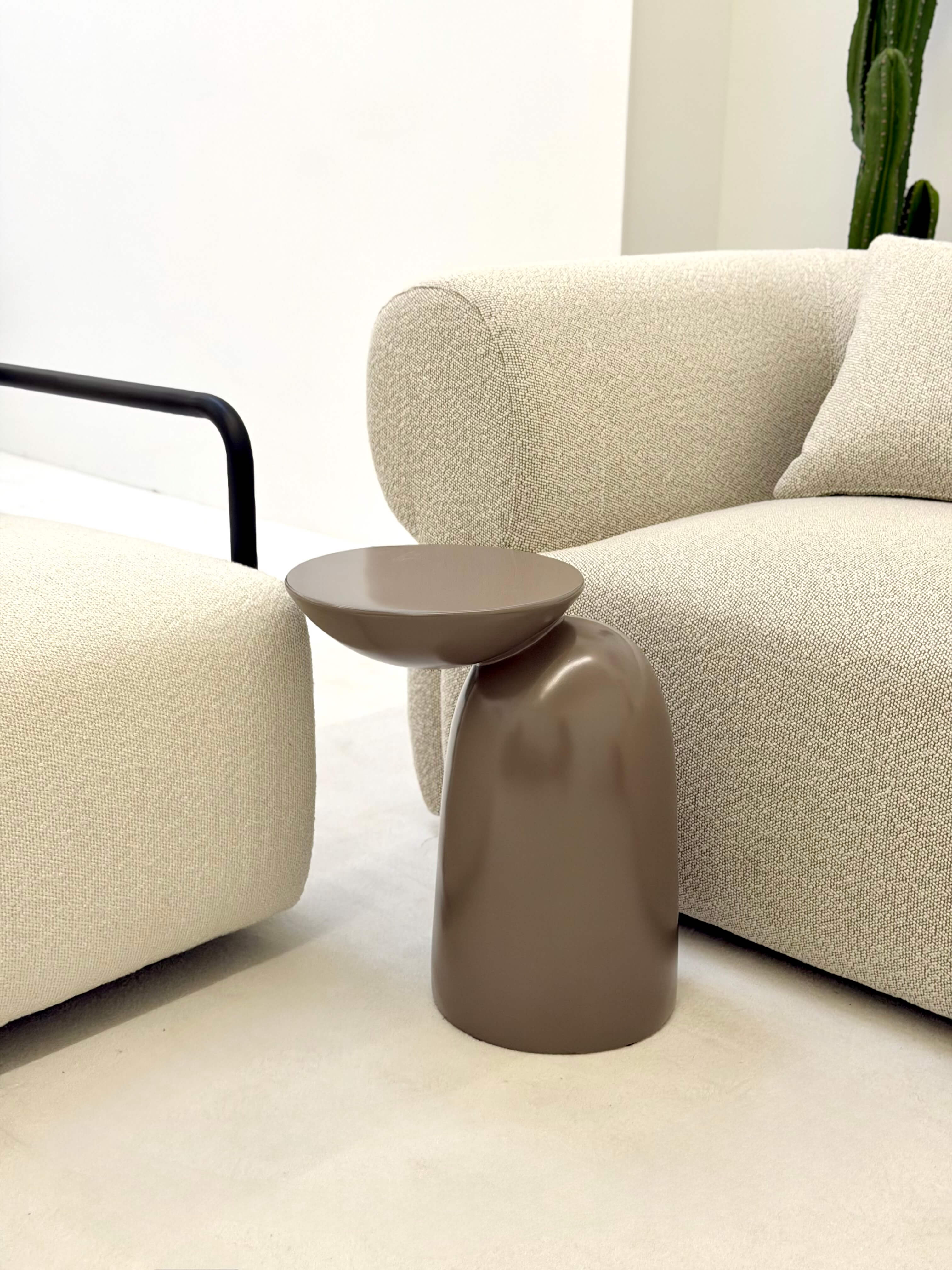 STOLIK ORLANDO BEŻOWY – DESIGNERSKI STOLIK BOCZNY DO SALONU