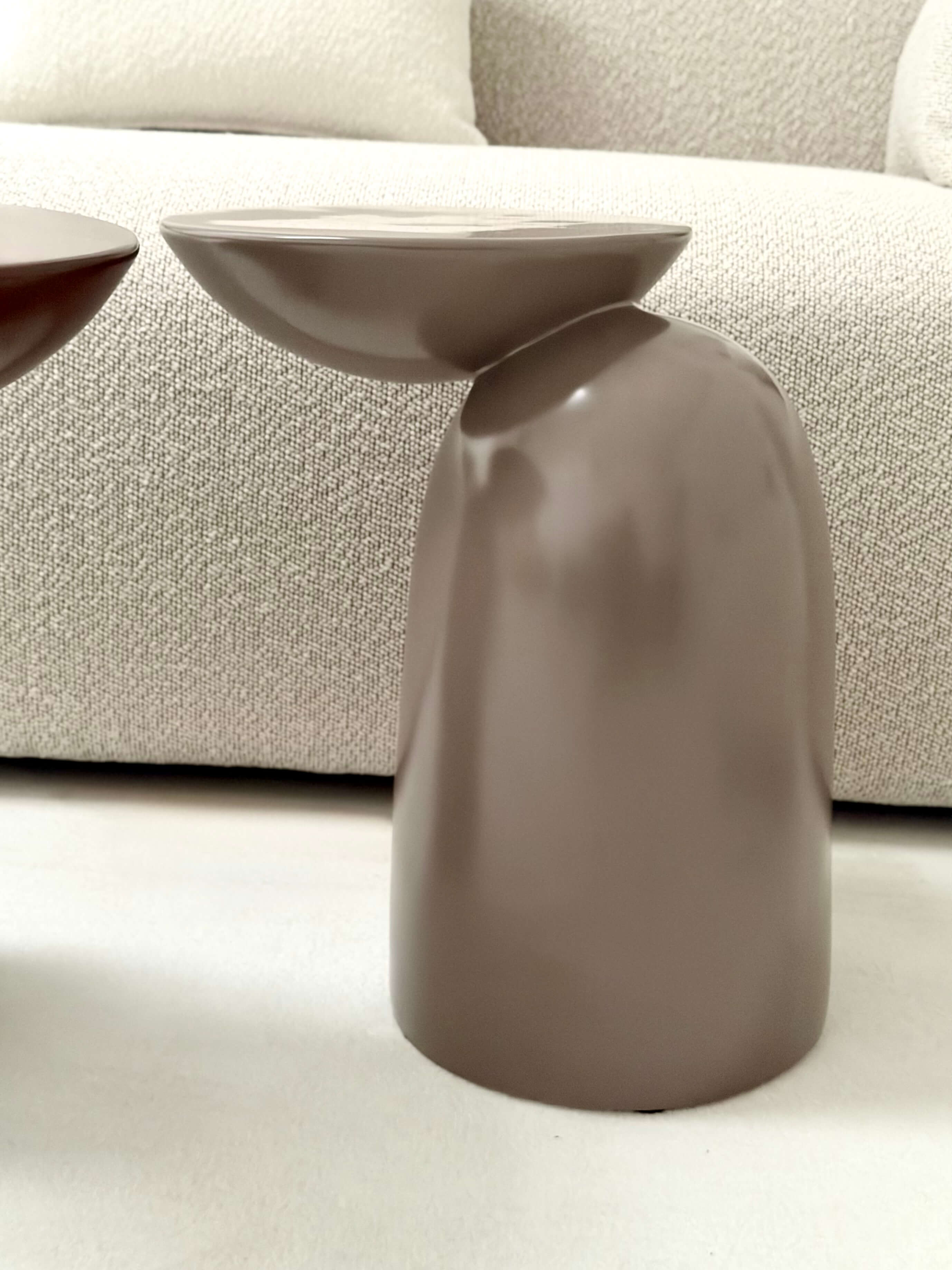 STOLIK ORLANDO BEŻOWY – DESIGNERSKI STOLIK BOCZNY DO SALONU