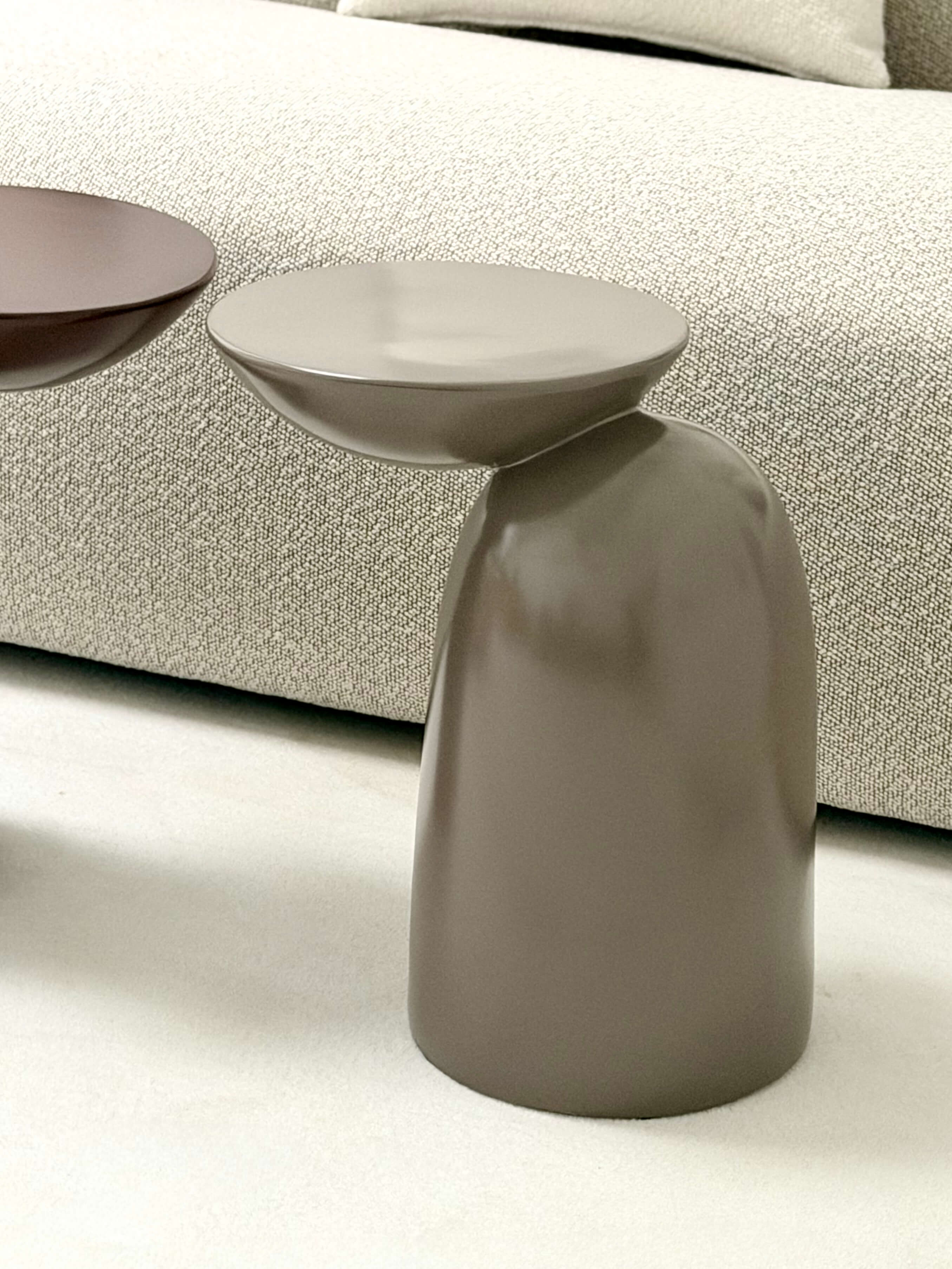 STOLIK ORLANDO BEŻOWY – DESIGNERSKI STOLIK BOCZNY DO SALONU