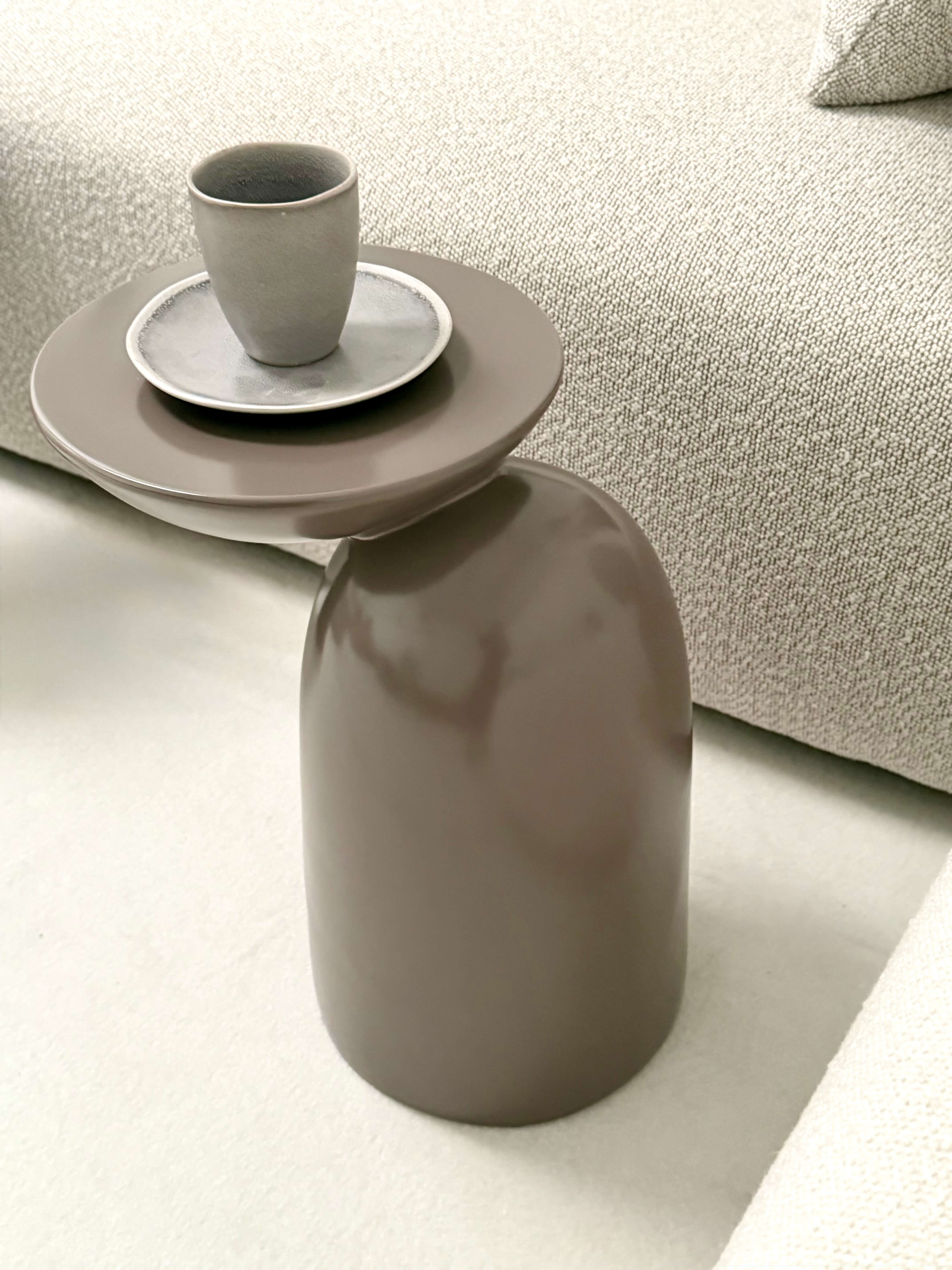 STOLIK ORLANDO BEŻOWY – DESIGNERSKI STOLIK BOCZNY DO SALONU