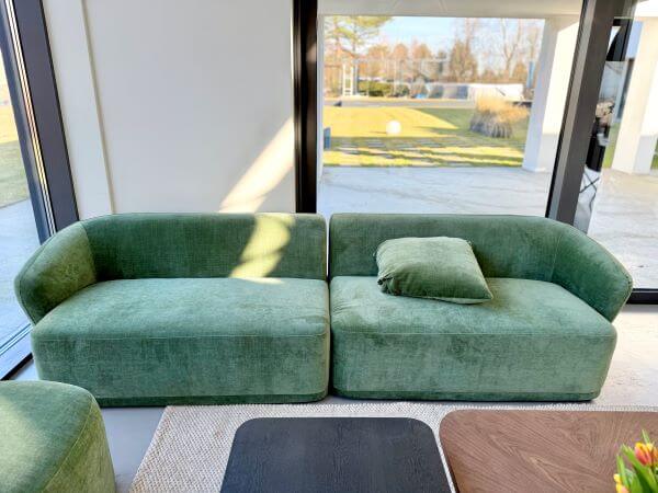 SOFA DWUOSOBOWA Z LEWYM PODŁOKIETNIKIEM AMARONE LUX ZIELONA ELEGANCJA W NOWOCZESNYM WYDANIU