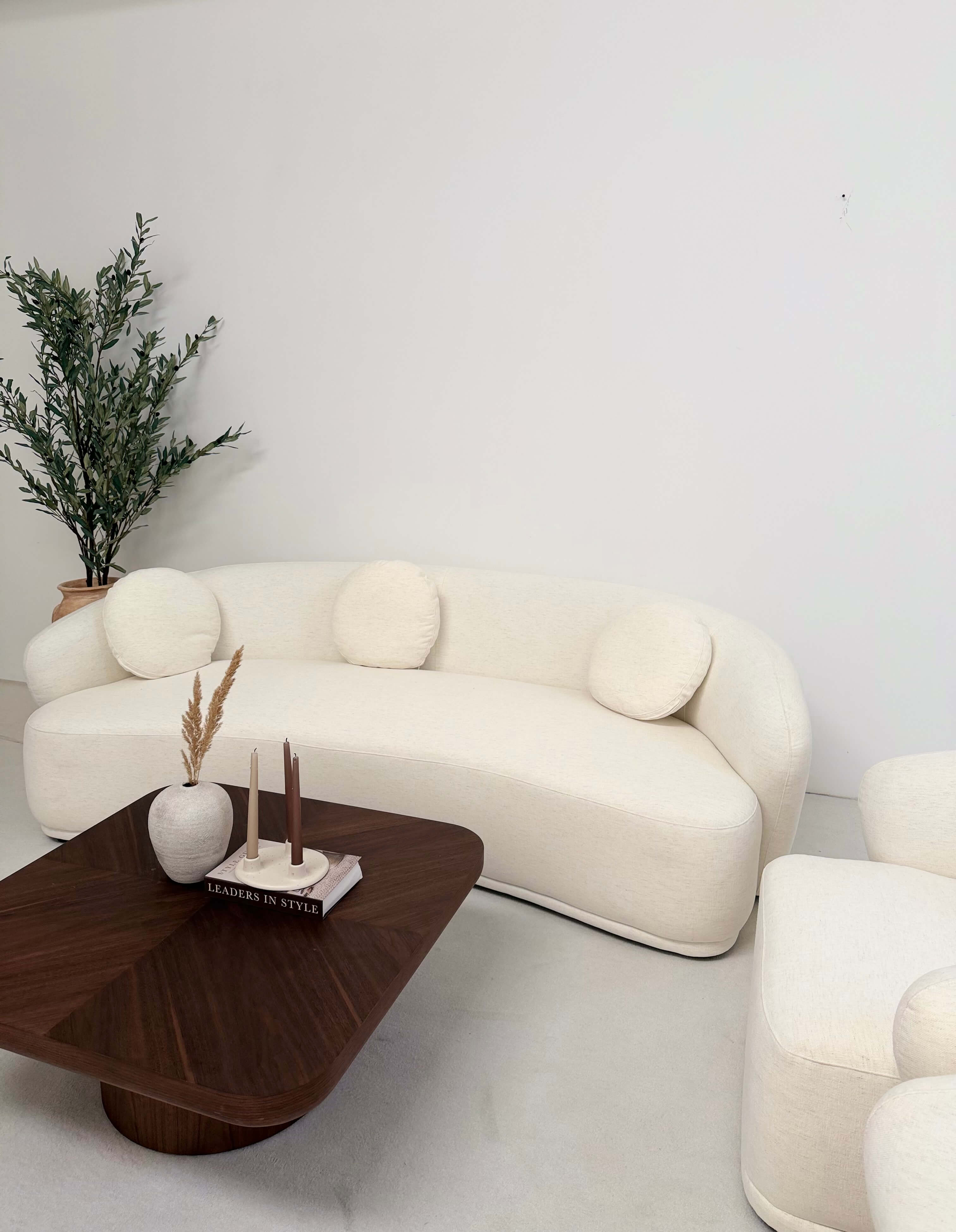 SOFA TRZYOSOBOWA AMARONE VITA BEŻOWA ELEGANCJA W DESIGNERSKIEJ FORMIE