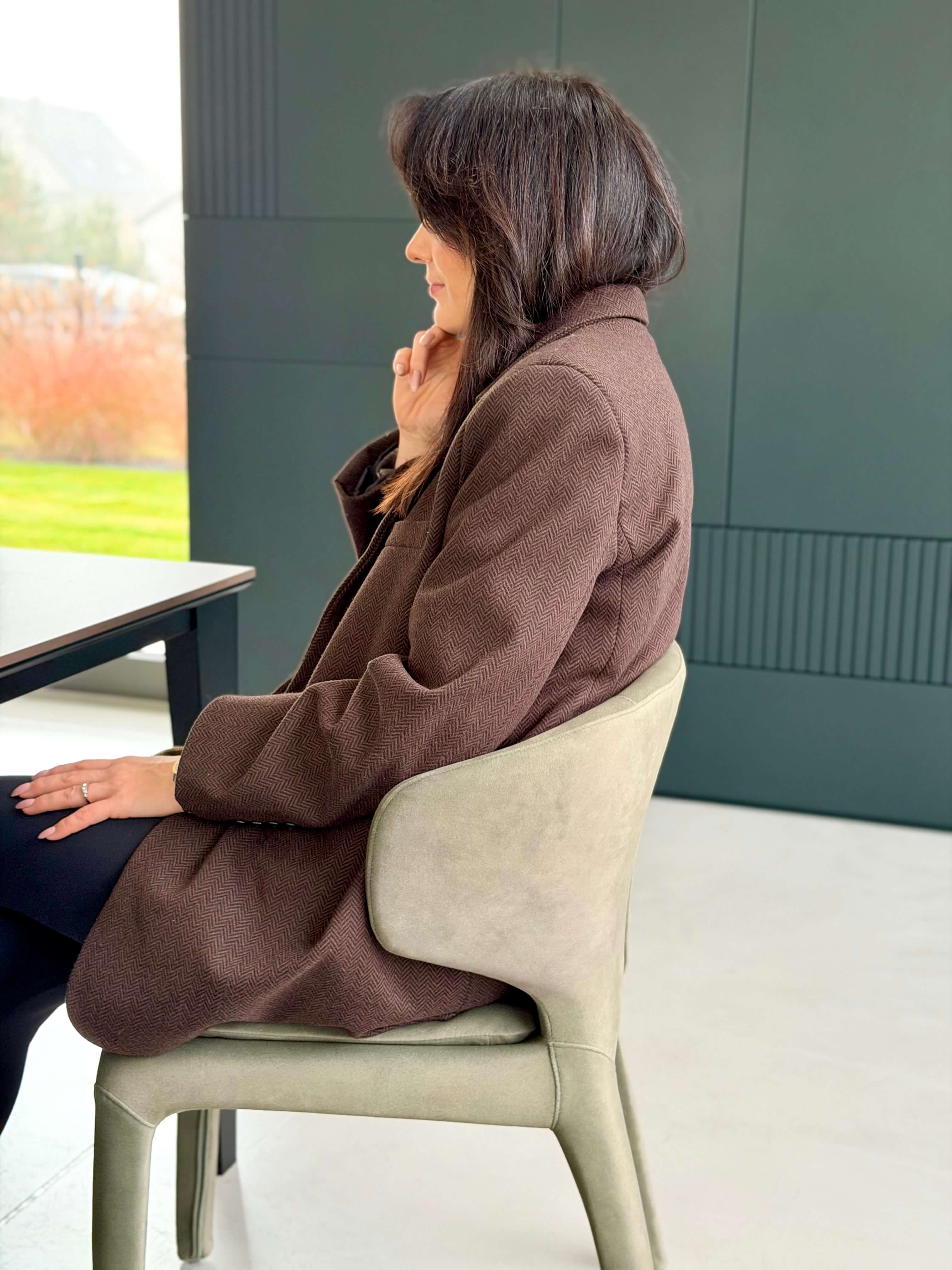 FOTEL LUCCA LEKKOŚĆ I ŚWIEŻOŚĆ W JASNEJ ZIELENI