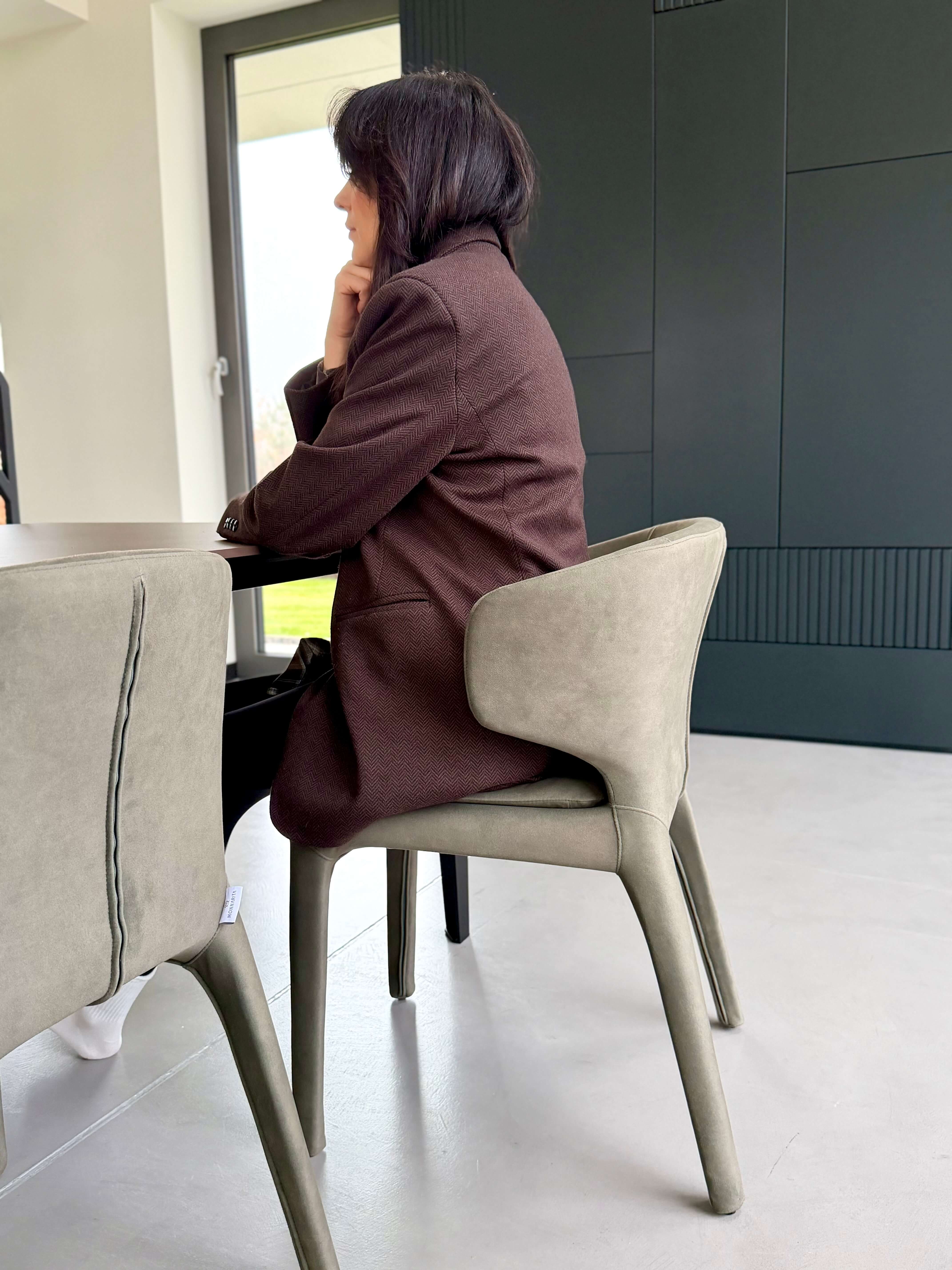 FOTEL LUCCA LEKKOŚĆ I ŚWIEŻOŚĆ W JASNEJ ZIELENI