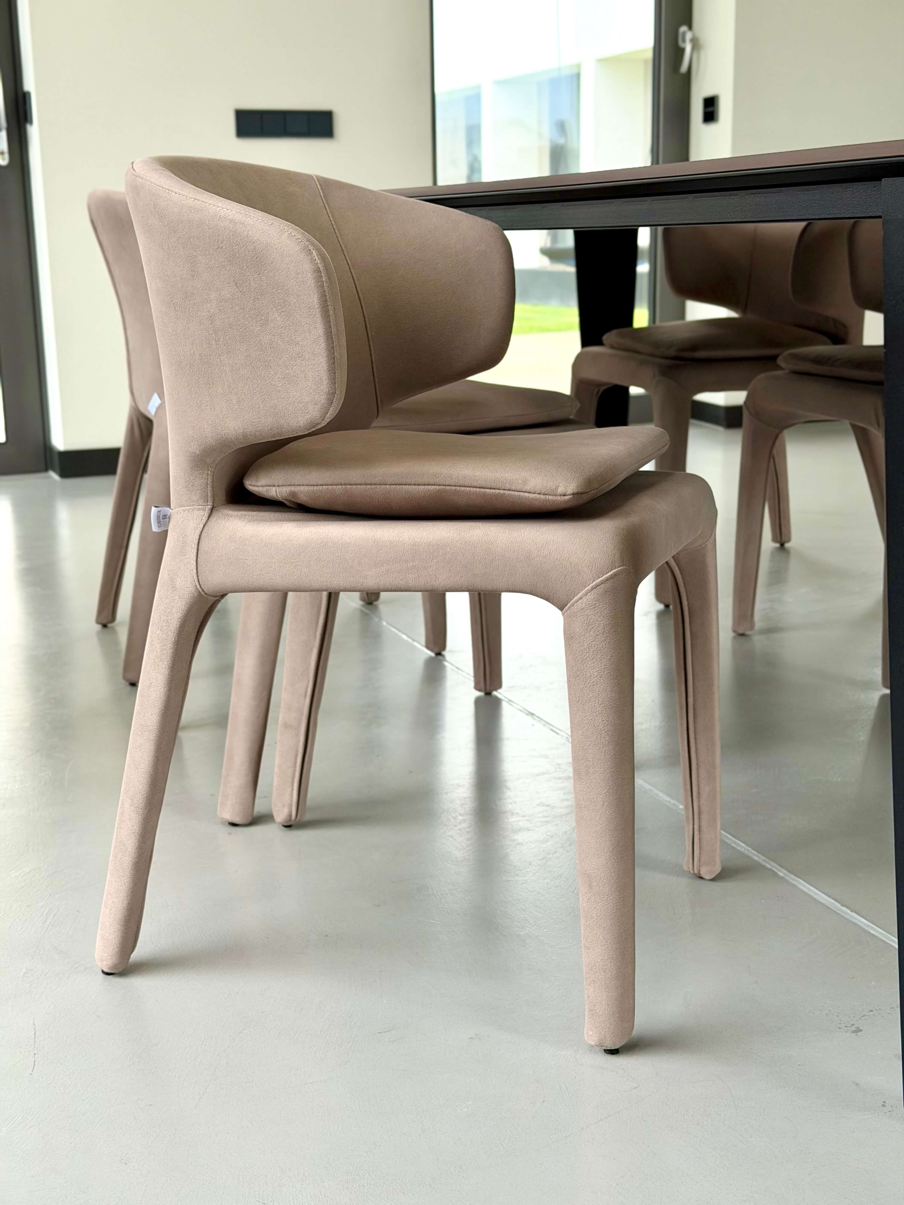 FOTEL LUCCA BEŻOWA ELEGANCJA W KOMPAKTOWEJ FORMIE