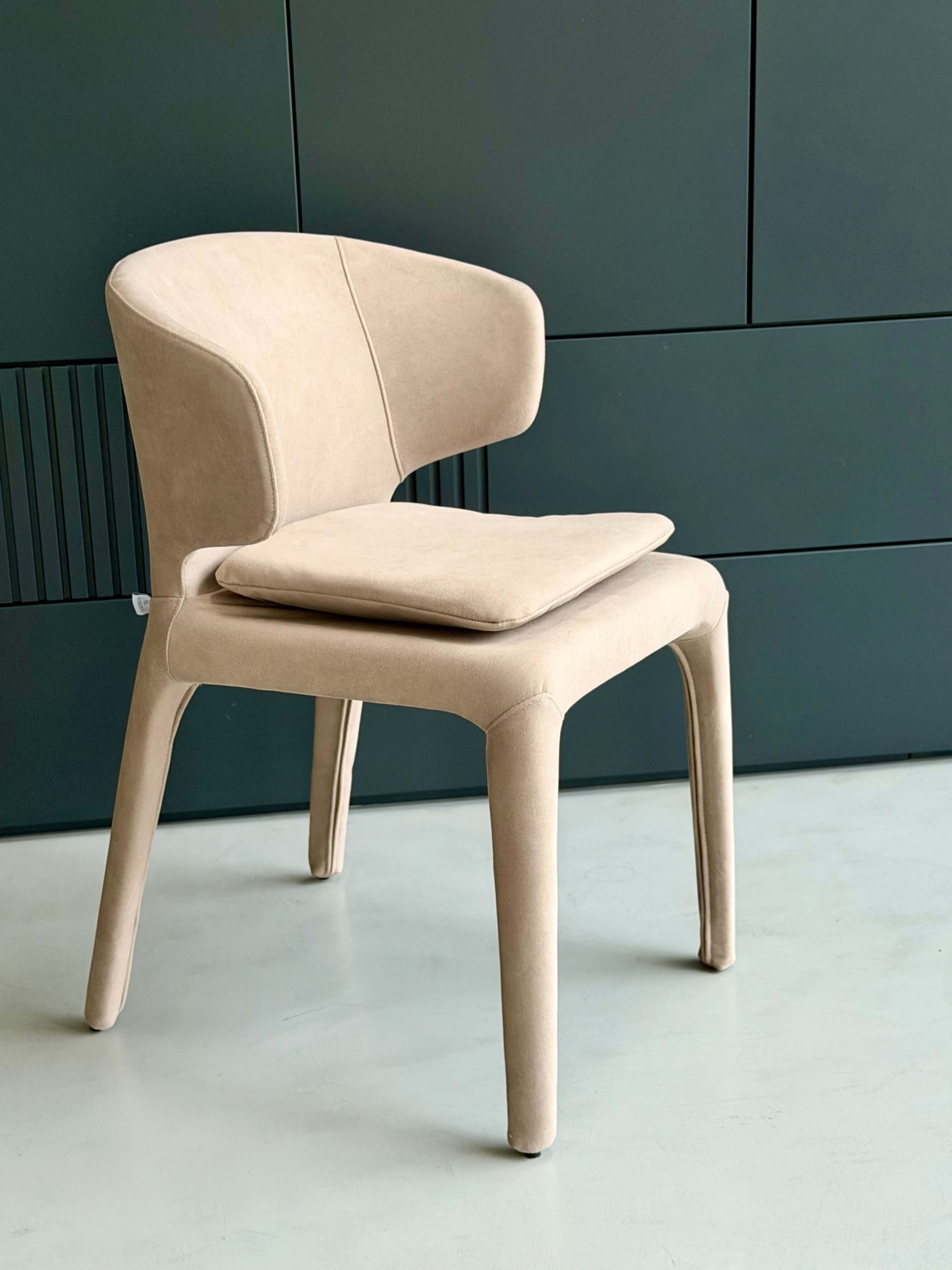 FOTEL LUCCA BEŻOWA ELEGANCJA W KOMPAKTOWEJ FORMIE