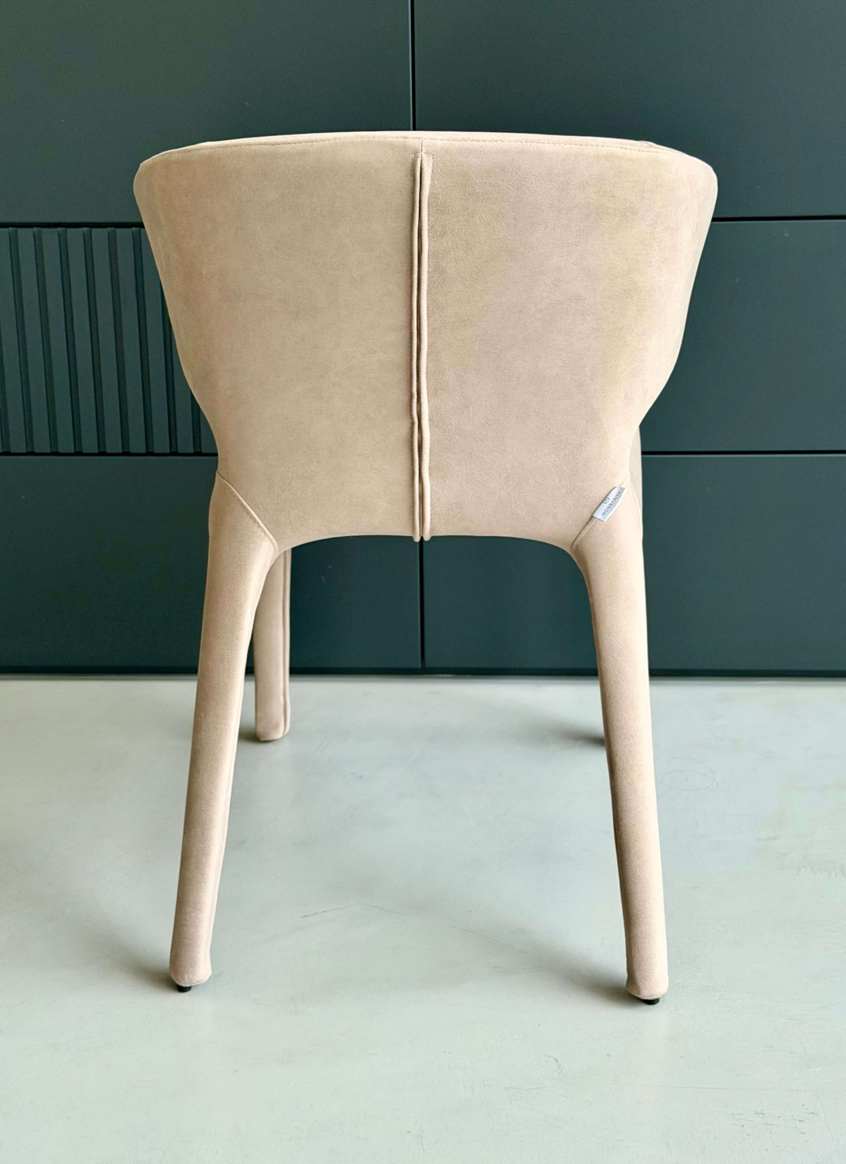 FOTEL LUCCA BEŻOWA ELEGANCJA W KOMPAKTOWEJ FORMIE