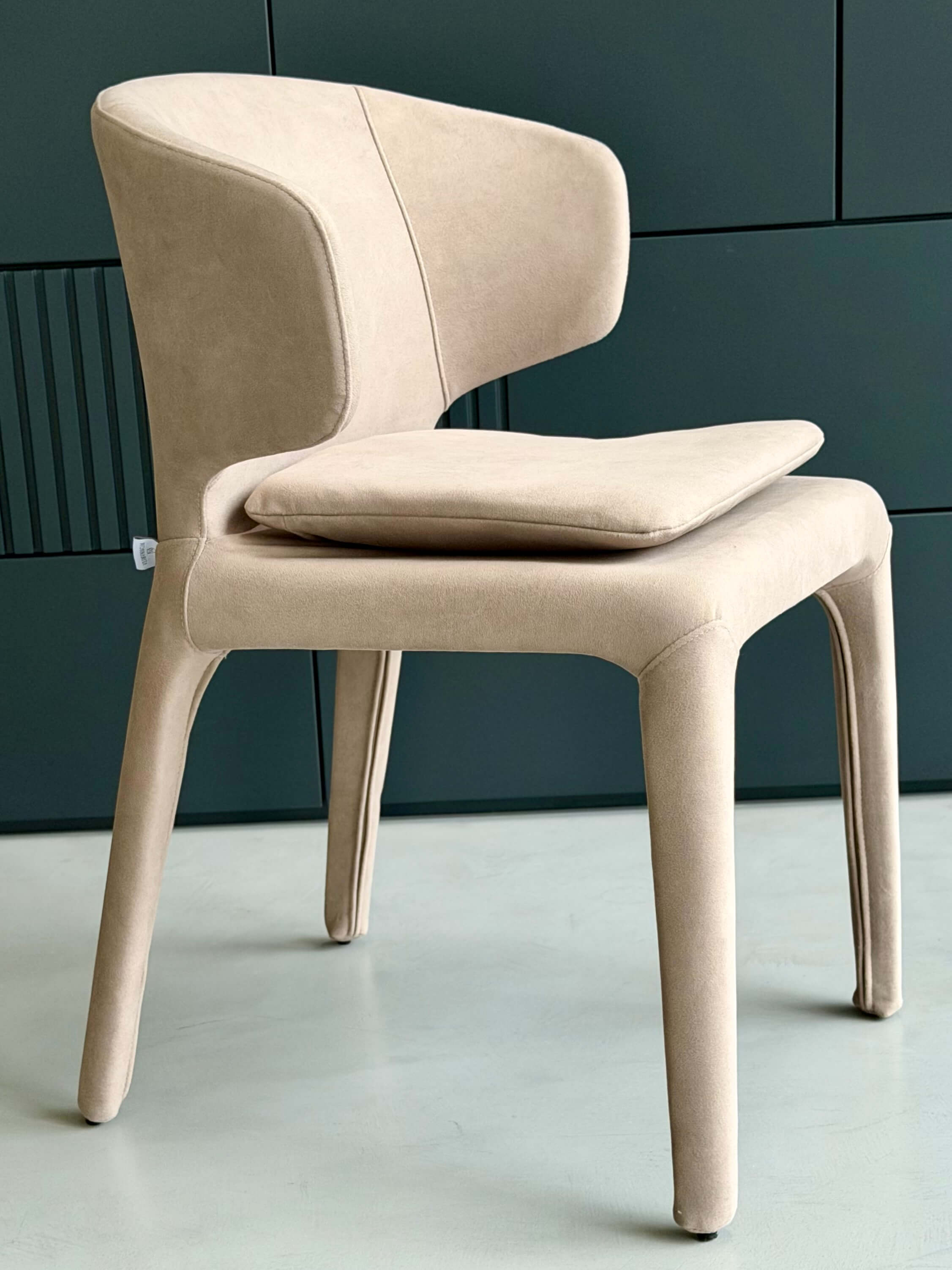 FOTEL LUCCA BEŻOWA ELEGANCJA W KOMPAKTOWEJ FORMIE