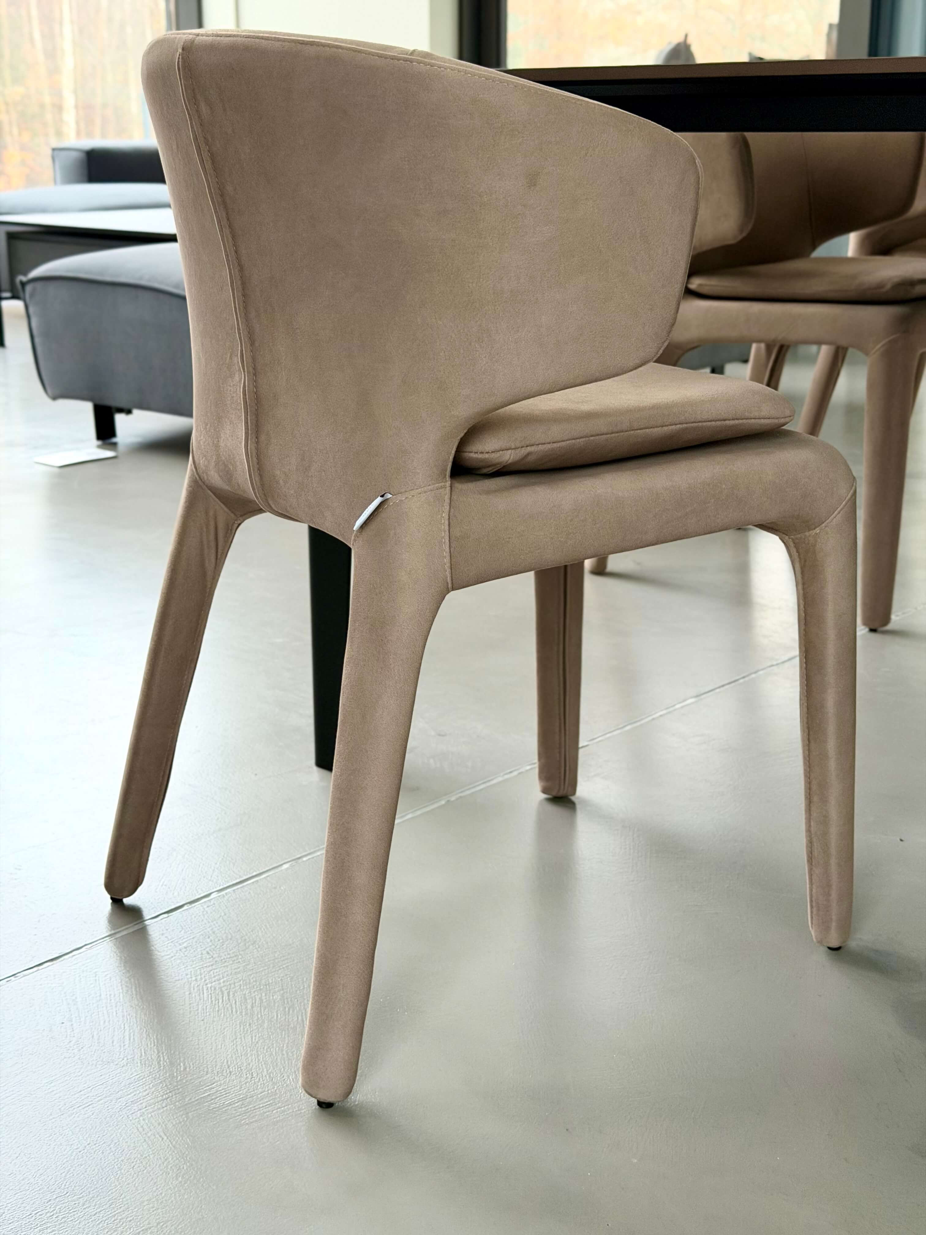 FOTEL LUCCA BEŻOWA ELEGANCJA W KOMPAKTOWEJ FORMIE