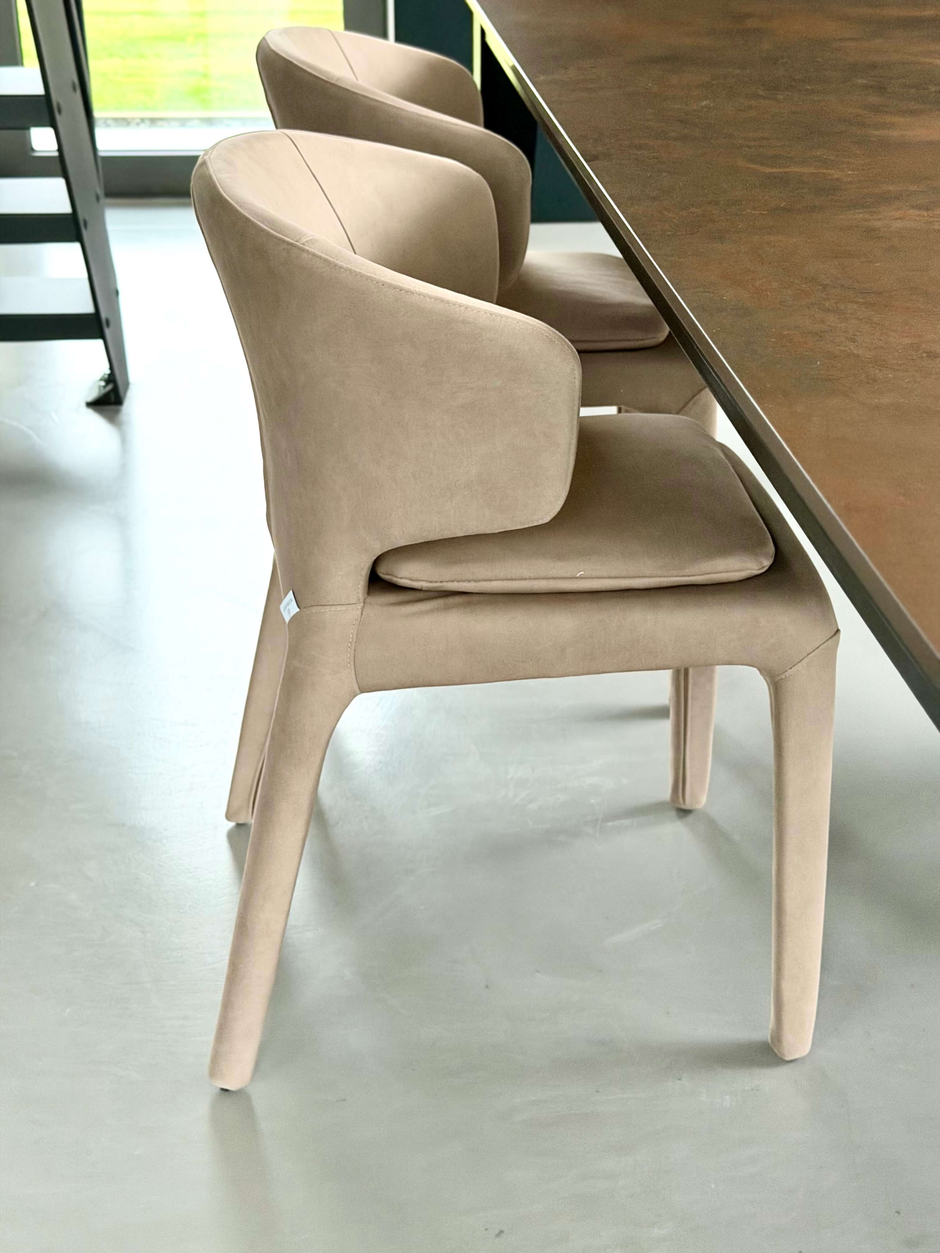 FOTEL LUCCA BEŻOWA ELEGANCJA W KOMPAKTOWEJ FORMIE