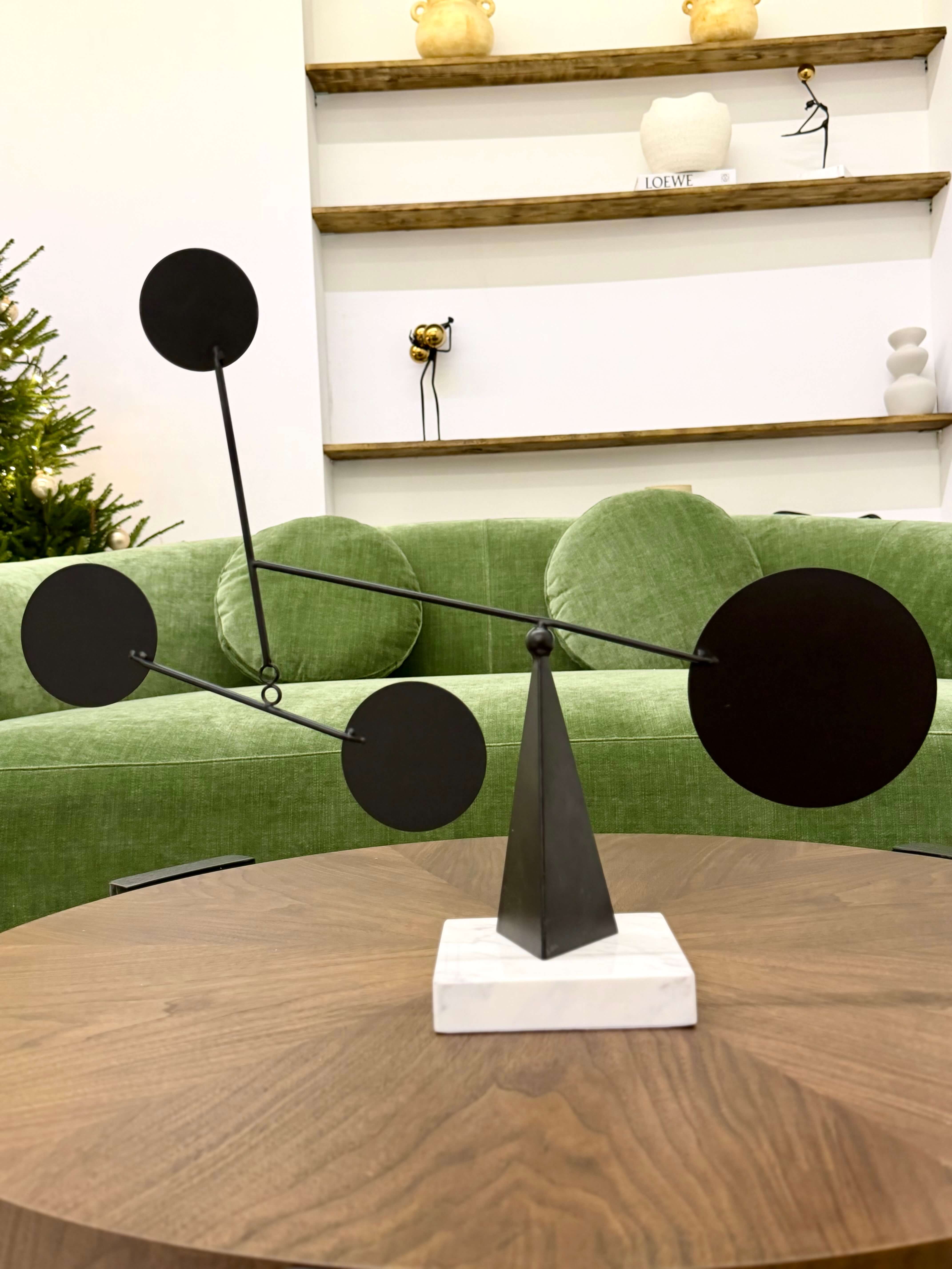 FIGURKA DEKORACYJNA JOSHUA CZARNA