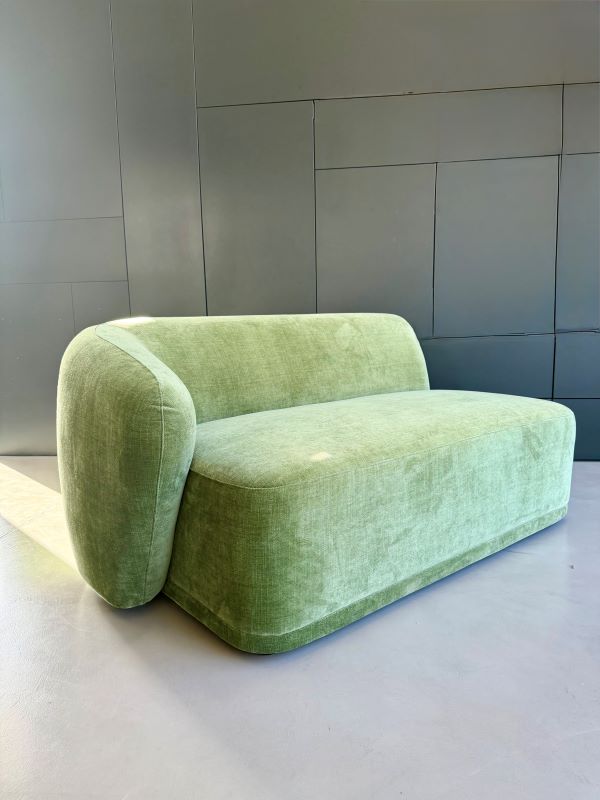 SOFA DWUOSOBOWA Z LEWYM PODŁOKIETNIKIEM AMARONE LUX ZIELONA ELEGANCJA W NOWOCZESNYM WYDANIU