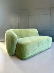 SOFA DWUOSOBOWA Z LEWYM PODŁOKIETNIKIEM AMARONE LUX ZIELONA ELEGANCJA W NOWOCZESNYM WYDANIU