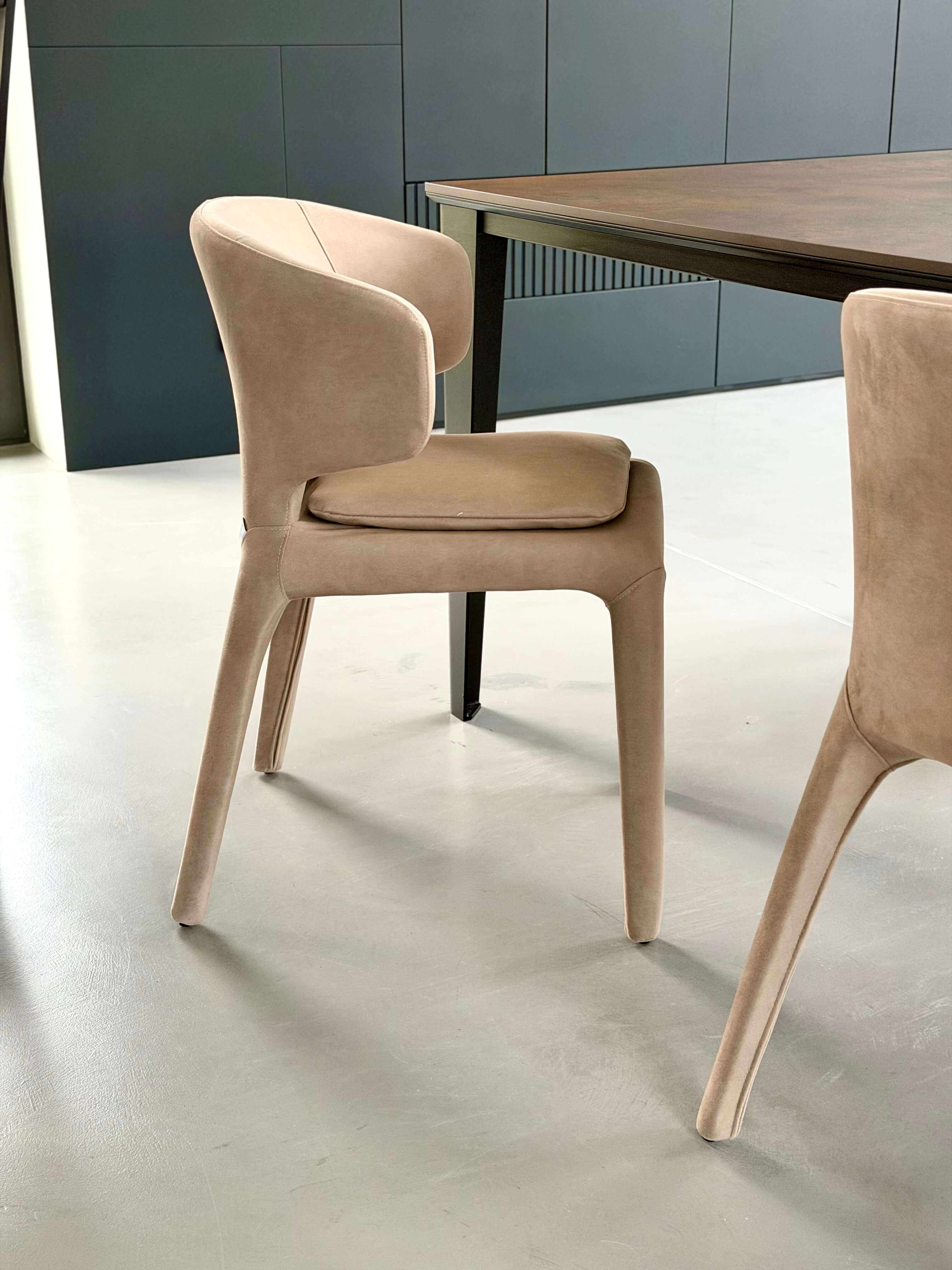 FOTEL LUCCA BEŻOWA ELEGANCJA W KOMPAKTOWEJ FORMIE