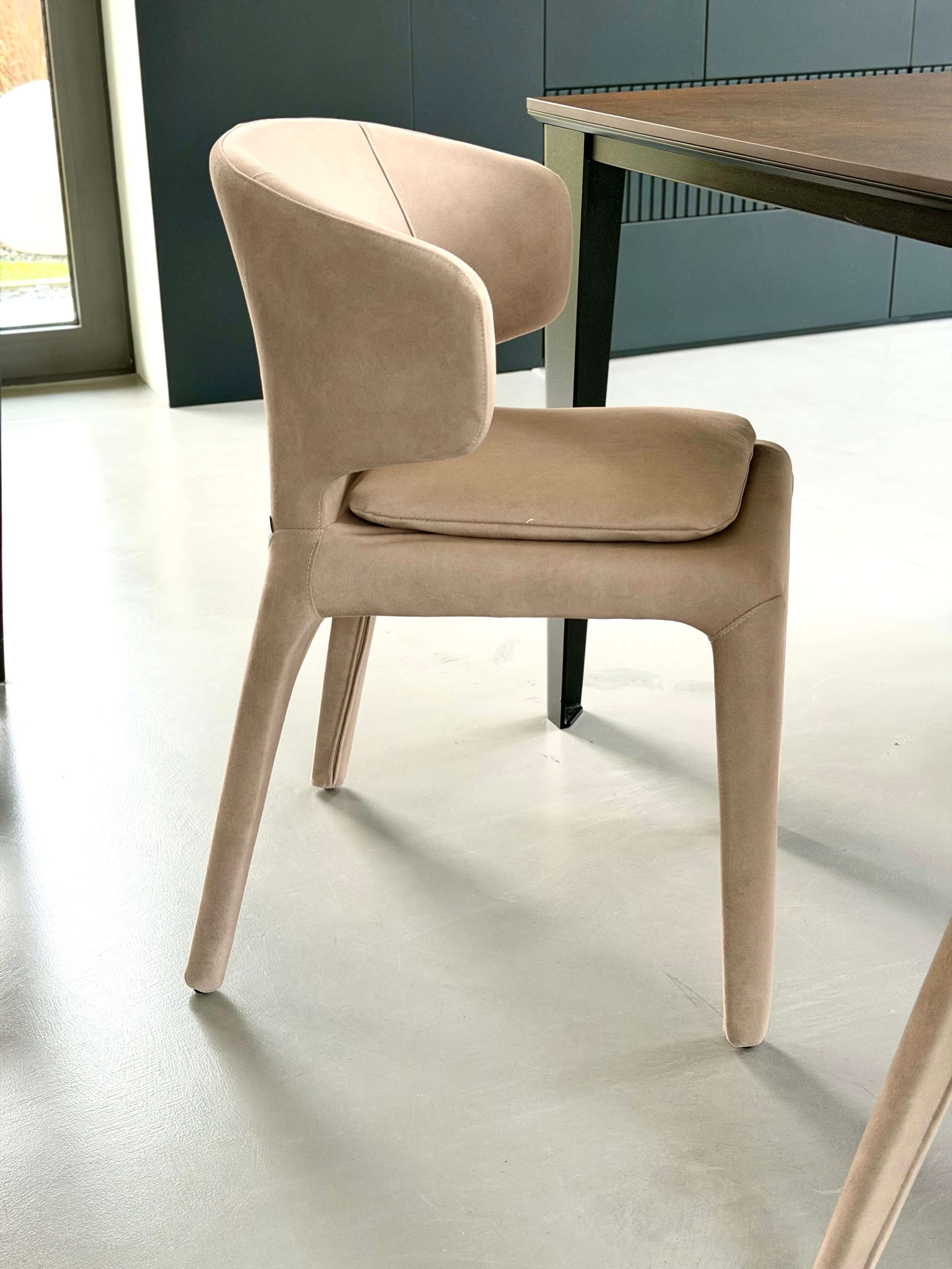 FOTEL LUCCA BEŻOWA ELEGANCJA W KOMPAKTOWEJ FORMIE