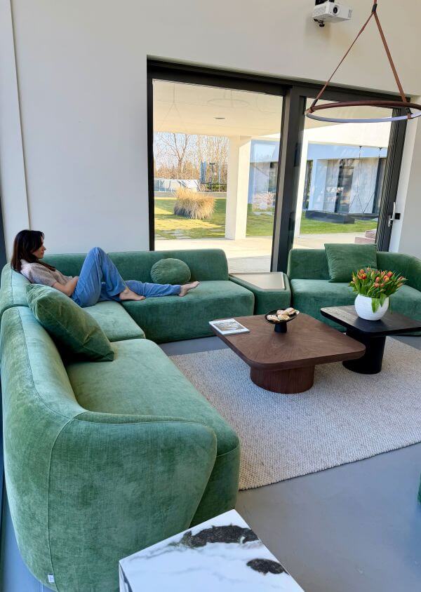 SOFA DWUOSOBOWA Z LEWYM PODŁOKIETNIKIEM AMARONE LUX ZIELONA ELEGANCJA W NOWOCZESNYM WYDANIU